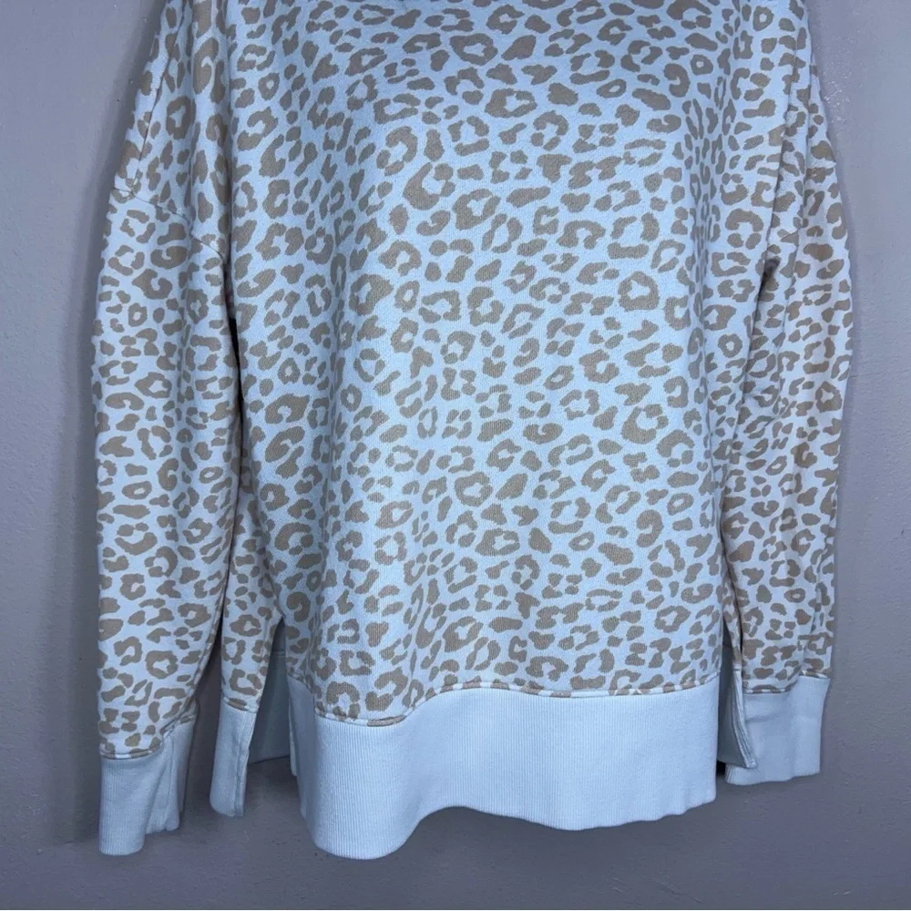 MEDIUM TIME AND TRU WHITE BEIGE LEOPARD ANIMAL PRINT SWEATSHIRT LONG SLEEVE
